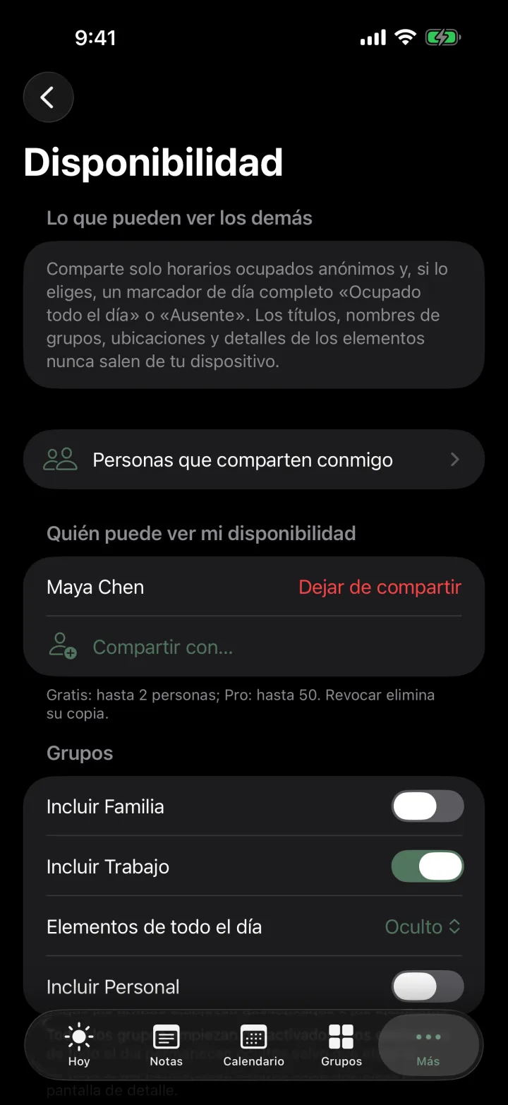 Los ajustes de Disponibilidad de Sova en el iPhone de Alex: Maya Chen puede ver su disponibilidad. En Grupos, Incluir Trabajo está activado con los elementos de todo el día ocultos, e Incluir Familia e Incluir Personal están desactivados