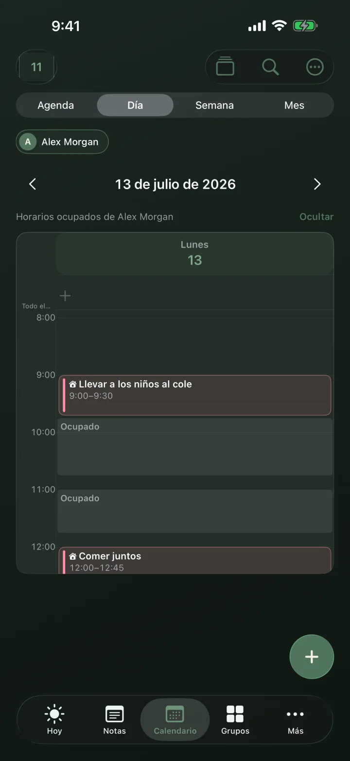 El Calendario de Sova en el iPhone de Maya, el mismo lunes: llevar a los niños al cole y comer juntos, completos, y las reuniones de Alex solo como bloques grises «Ocupado», bajo los horarios ocupados de Alex Morgan